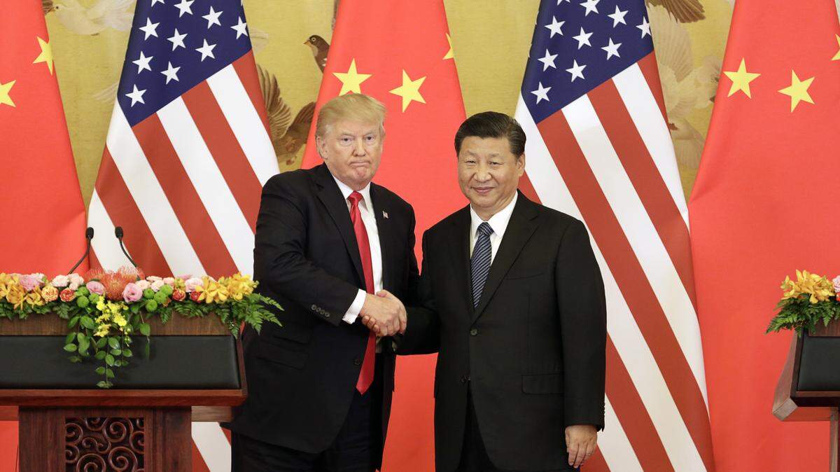El presidente de Estados Unidos, Donald Trump, es recibido por su homólogo chino Xi Jinping, en el Gran Salón del Pueblo en Pekín, en esta imagen del 9 de noviembre de 2017.