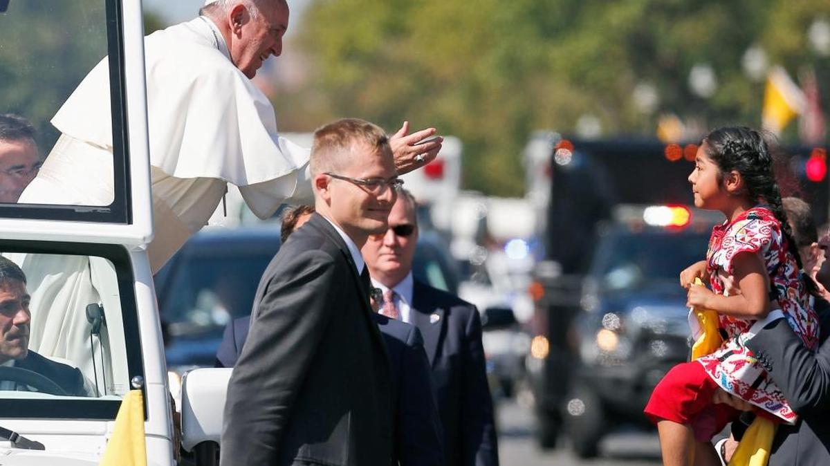 El papa Francisco se acerca a bendecir a Sophie Cruz, de 5 años, de Los Angeles, en un desfile en Washington, el 23 de septiembre del 2015. La niña le entregó una carta en la que pedía que sus padres y otros indocumentados puedan permanecer en Estados Unidos.