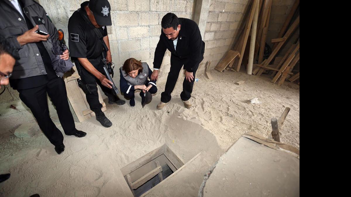 
Autoridades mexicanas examinan la salida del túnel por donde el narcotraficante Joaquín “el Chapo” Guzmán se escapó de la prisión de máxima seguridad El Altiplano.
