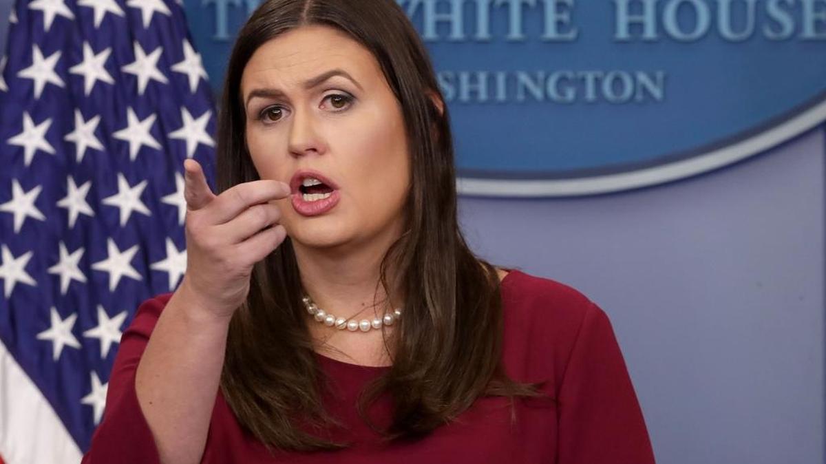 Sarah Huckabee Sanders, secretaria de prensa de la Casa Blanca, responde preguntas de los reporteros el 31 de agosto.