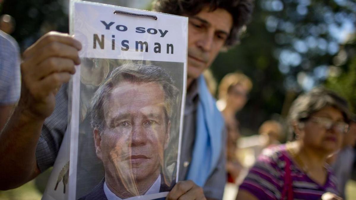 Un manifestante lleva una foto del fiscal Alberto Nisman en una protesta en Buenos Aires, en marzo del 2015, exigiendo justicia por la muerte del fiscal.