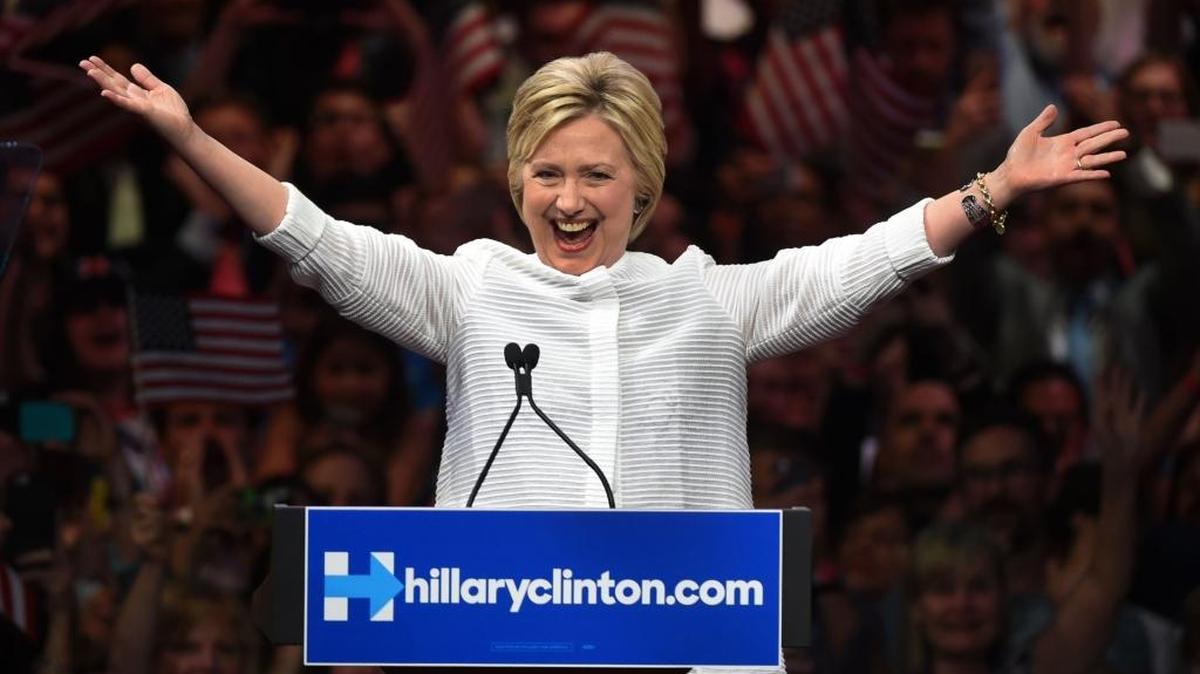La candidata presidencial demócrata Hillary Clinton celebra un evento de las primarias el 7 de junio en Brooklyn, Nueva York. Hillary se proclamó vencedora en la contienda por la Casa Blanca con su rival Bernie Sanders.