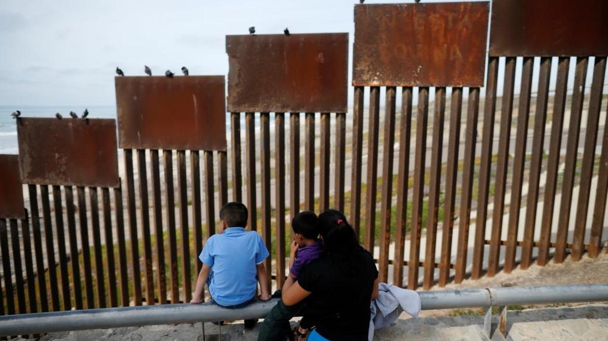 Una familia en la ciudad mexicana de Tijuana observa el territorio norteamericano a través de una valla. El candidato republicano Donald Trump ha prometido levantar un muro en la frontera entre ambos países.
