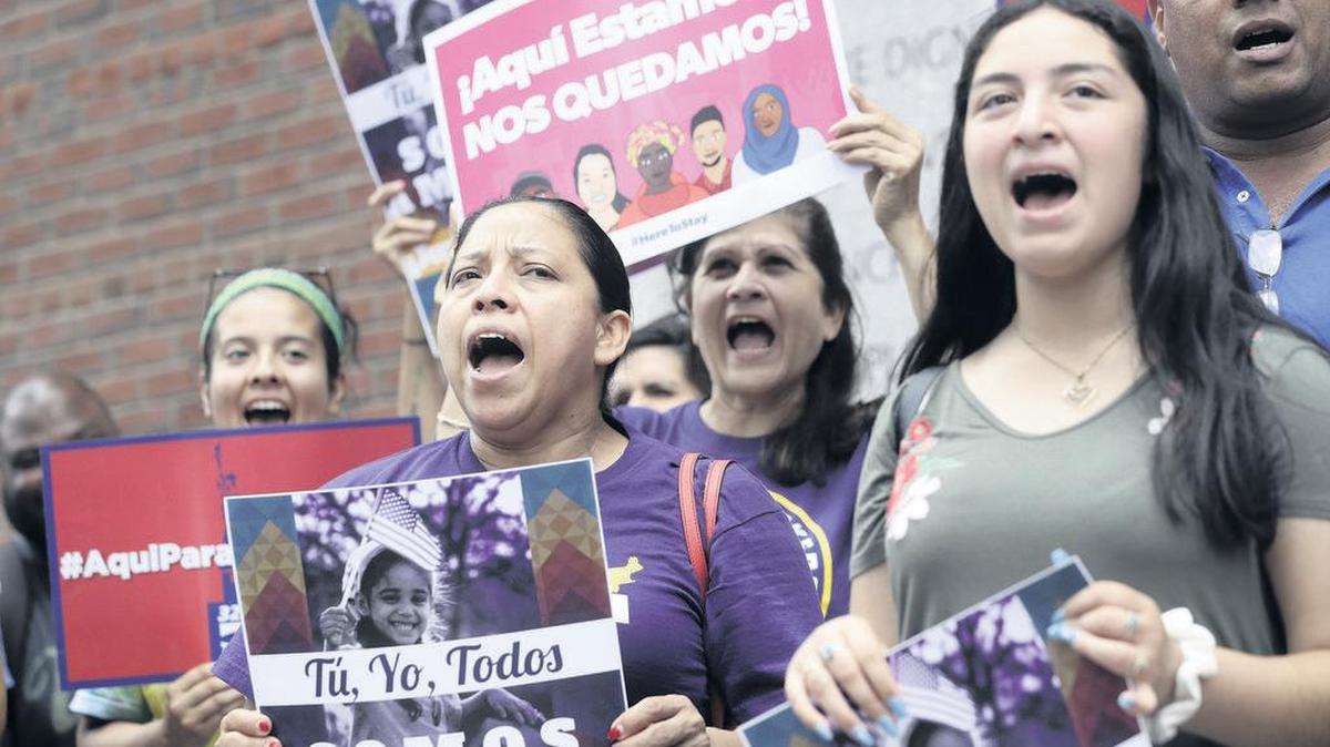 Decenas de personas protestan contra la eliminación del Estatus de Protección Temporal (TPS), el miércoles frente a un tribunal en Boston.