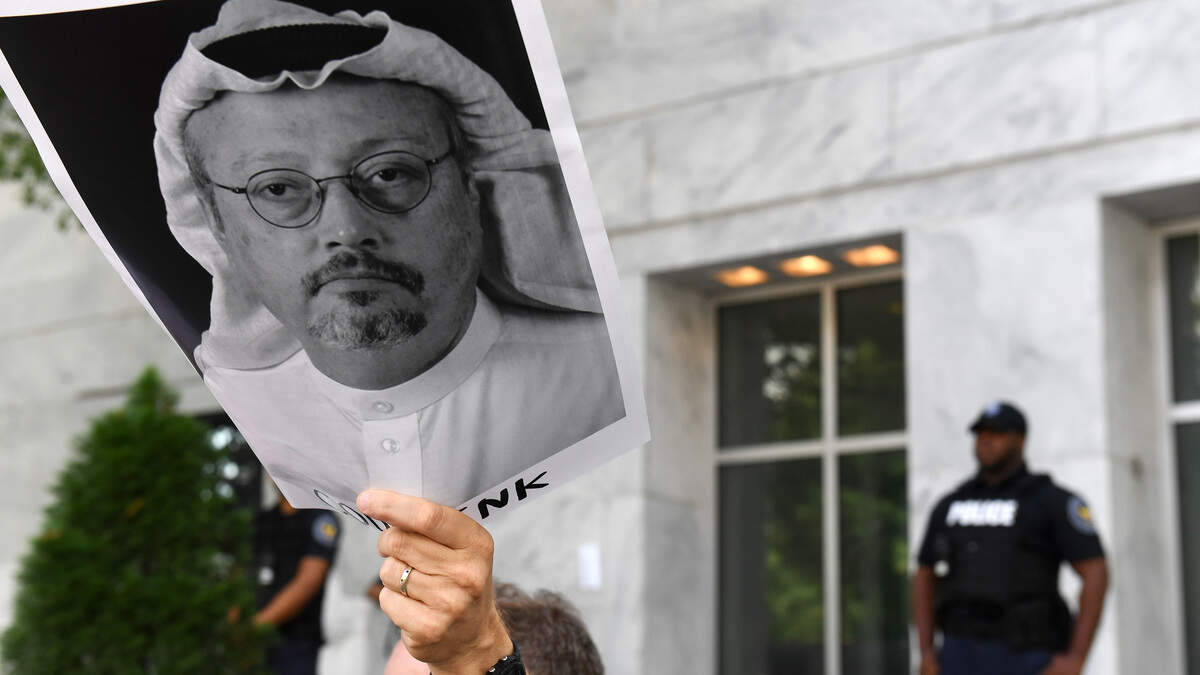 Un manifestante protesta la desaparición del periodista saudí Jamal Khashoggi frente a la embajada de Arabia Saudita, el 10 de octubre de 2018 en Washington D.C.
