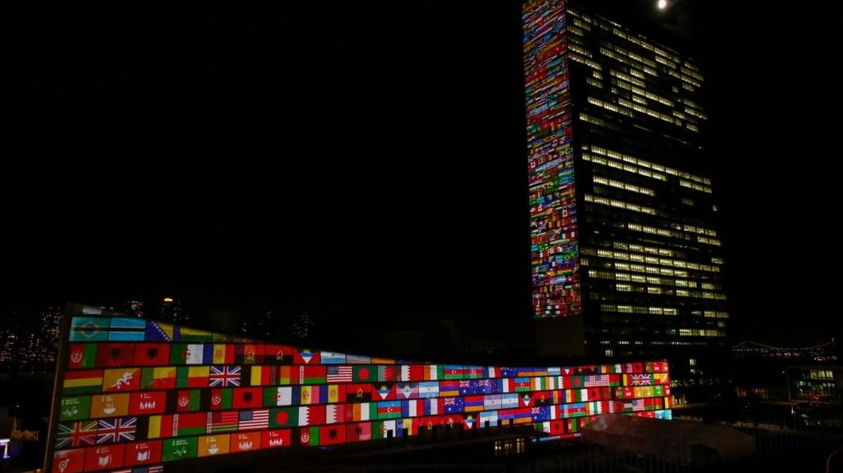 
Las banderas de los países que integran la ONU son proyectadas sobre el edificio de la Asamblea General en Nueva York como parte de la celebración de su 70 aniversario.
