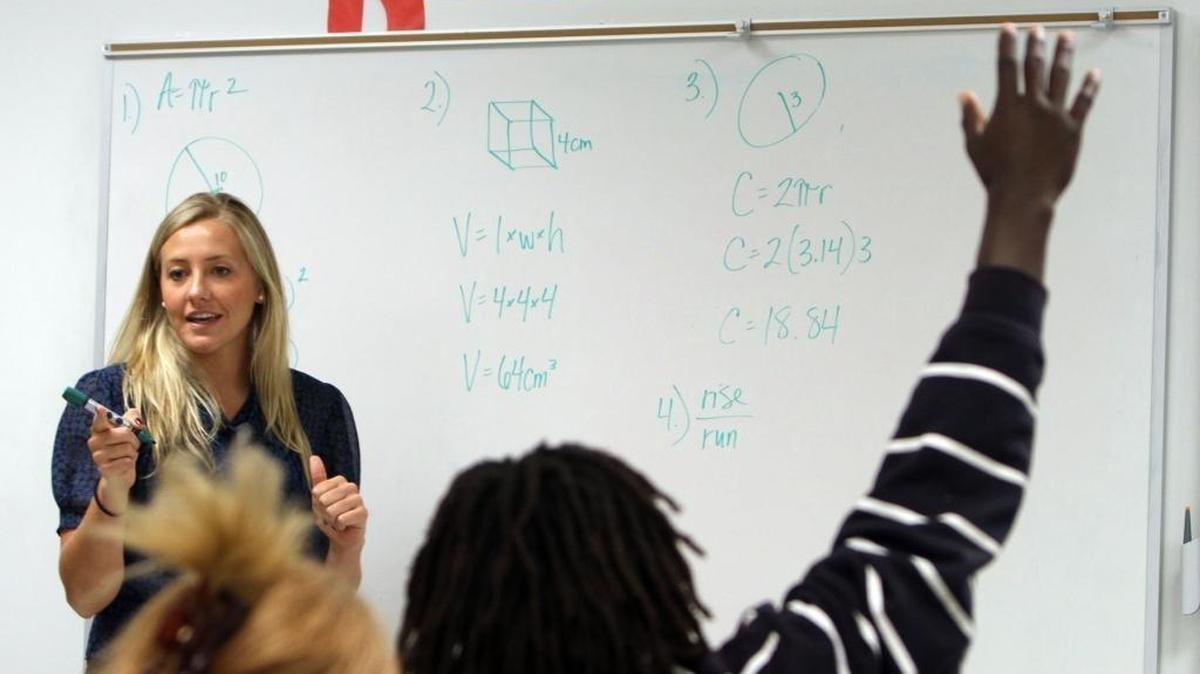 La maestra Kimberly Williams da una clase de matemática en Miami Central Senior High School, en febrero de 2010.