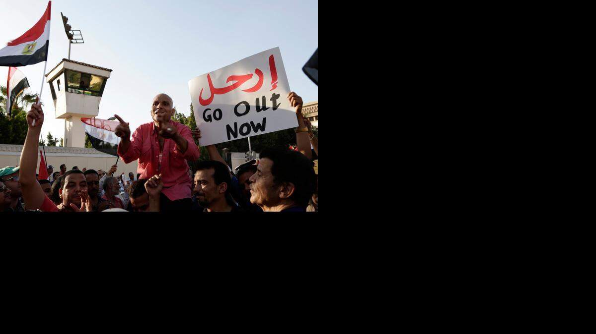
Manifestantes egipcios cantan consignas contra la Hermandad Musulmana y contra el entonces presidente Mohammed Morsi durante una protesta en El Cairo en junio del 2013.


