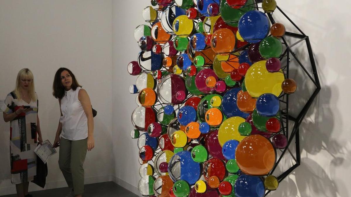 Dos visitantes observan la obra “Decisión Colectiva” de Olafur Eliasson en Art Basel, en el Centro de Convenciones de Miami Beach.