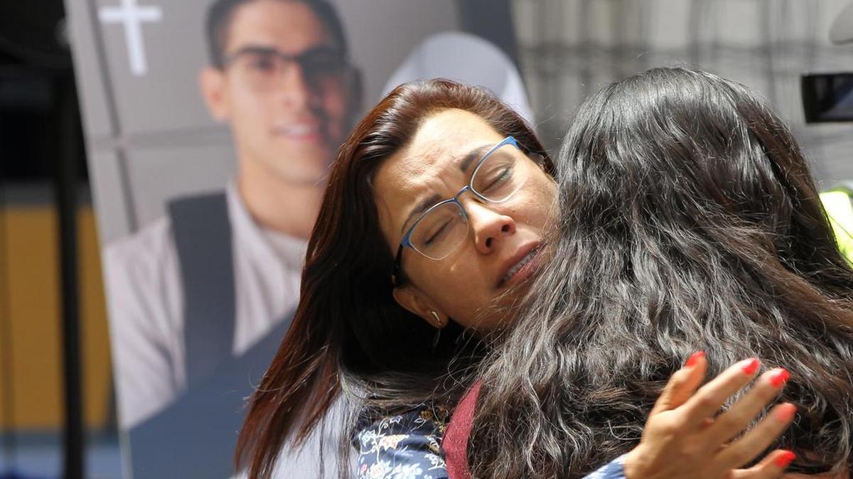 Familiares participan en un oficio religioso por la muerte del estudiante universitario Norberto Ronquillo el lunes, 10 de junio de 2019, en la Universidad del Pedregal, en Ciudad de México.
