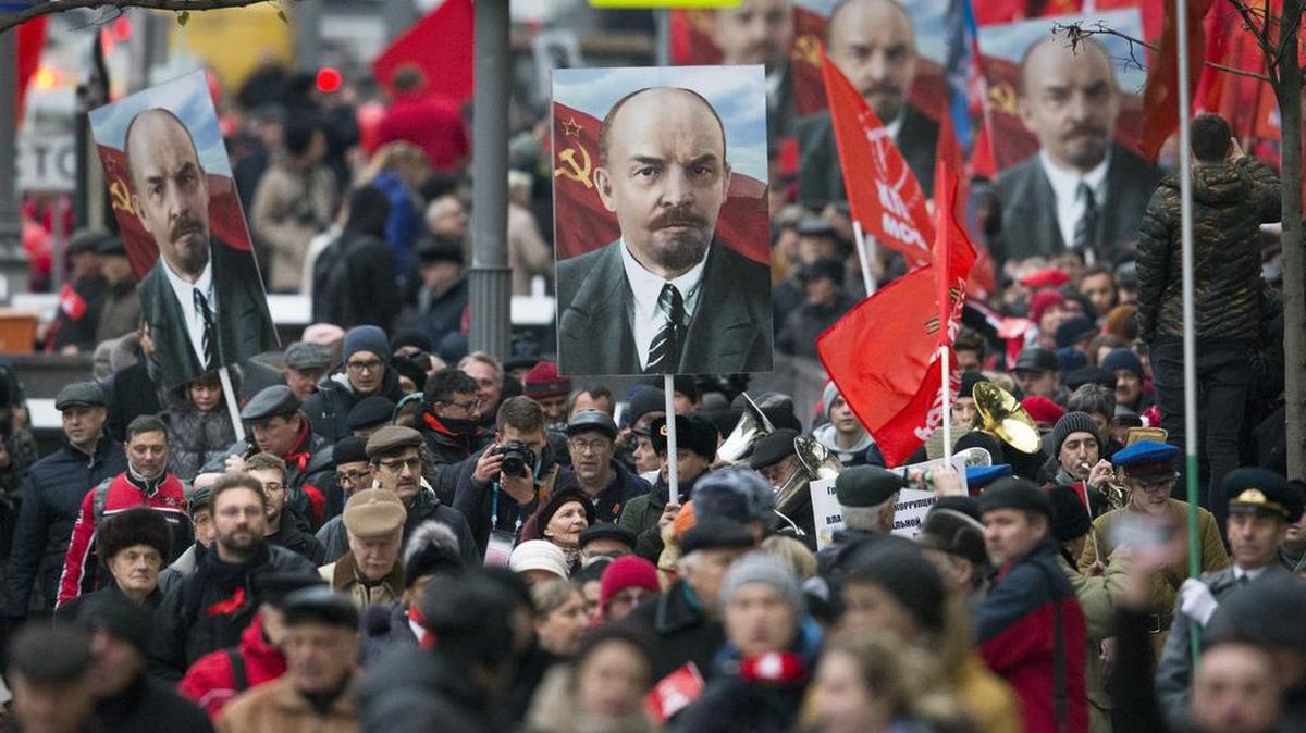 Seguidores del Partido Comunista llevan retratos del fundador de la Unión Soviética, Vladimir Lenin, en una manifestación en Moscú el 7 de noviembre por el centenario de la Revolución de Octubre.