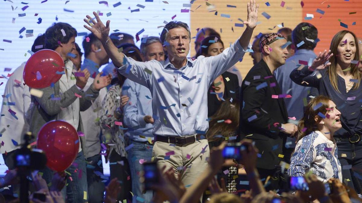 Mauricio Macri, candidato a la presidencia, saluda a sus partidarios la noche de la elección en Buenos Aires, el 25 de octubre.