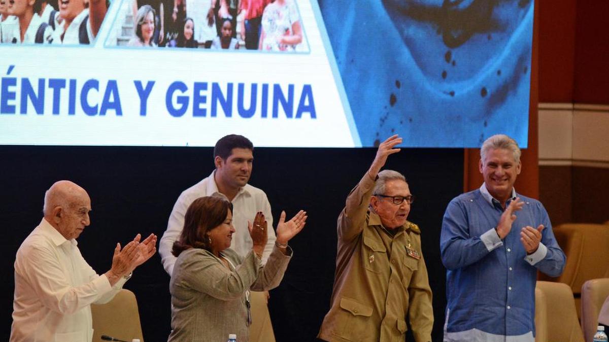 El gobernante cubano Miguel Diaz-Canel (der.), el líder Raúl Castro (2d), la secretaria general de la Federación de Mujeres Cubanas (FMC) Teresa María Amarelle Boué (2i) y el segundo secretario del Partido Comunista de Cuba (PCC) José Ramón Machado Ventura (i), participan el 8 de marzo en la clausura del X Congreso de la Federación de Mujeres Cubanas (FMC) en el Palacio de Convenciones de La Habana.