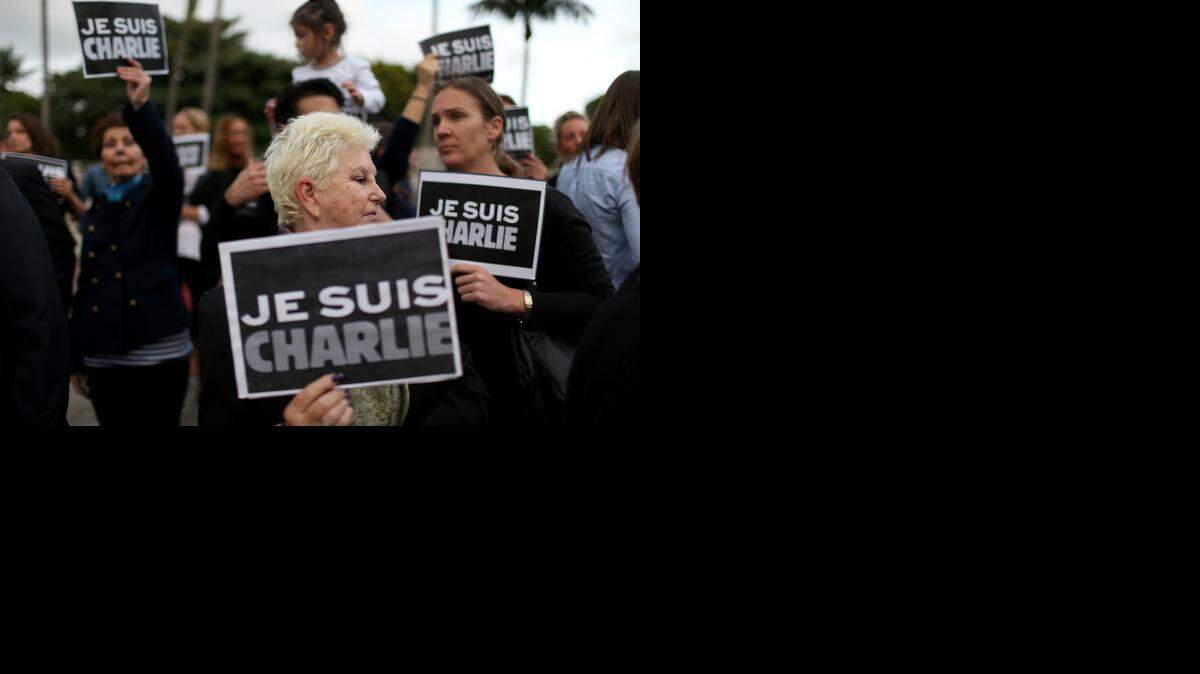 
Una multitud se reúne en Miami para expresar su apoyo a las víctimas del ataque contra el personal de la revista francesa Charlie Hebdo, en el que murieron 12 personas.
