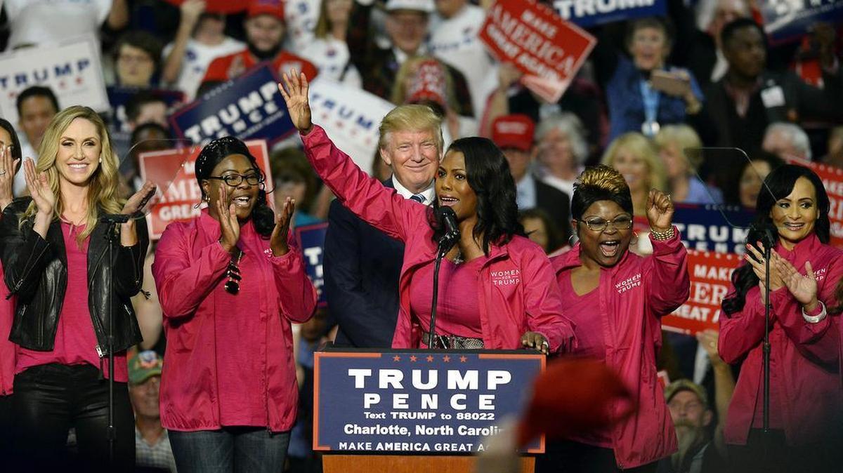Omarosa Manigault en un mitin de campaña de respaldo al entonces candidato Donald Trump en Charlotte, en octubre de 2016. Poco imaginaba entonces el hoy Presidente que aquella aduladora un día publicaría un explosivo libro sobre él.