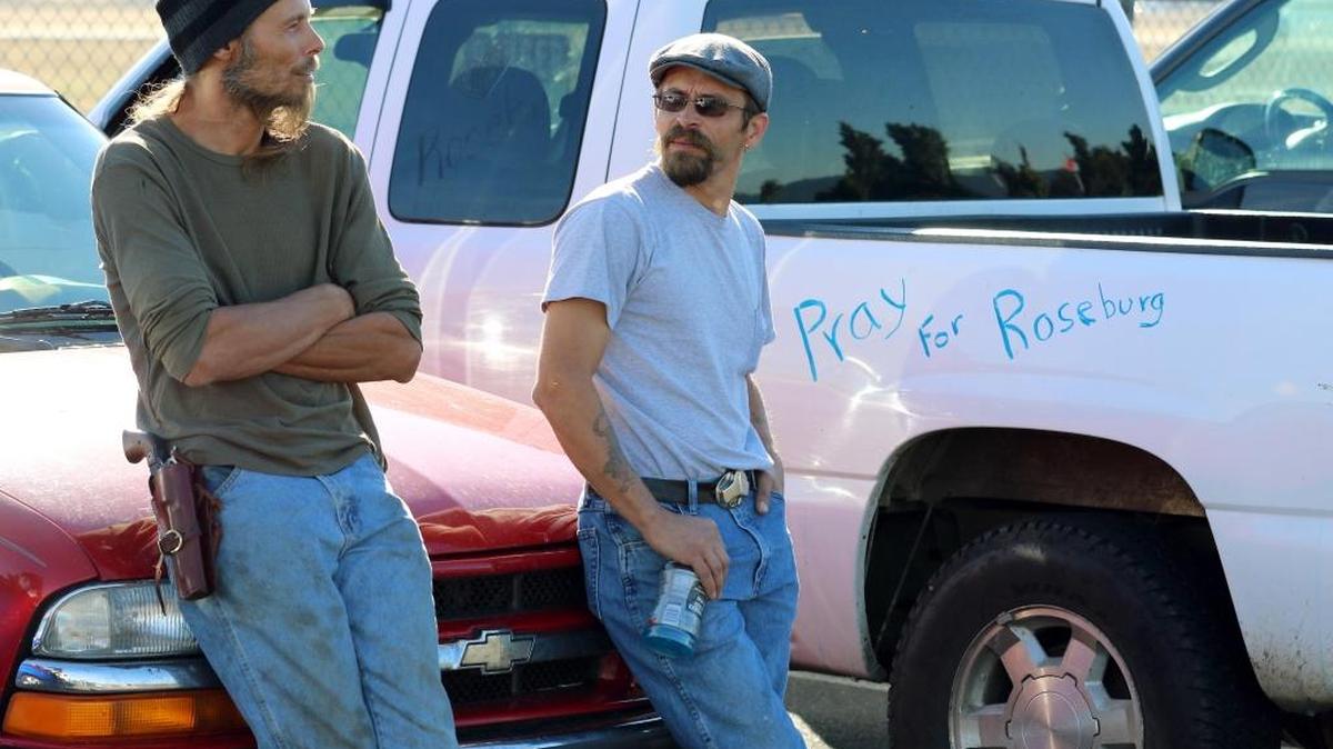 
Dos hombres armados esperan la llegada del presidente Obama a Roseburg, escenario de una reciente matanza, para participar en una protesta contra las restricciones a las armas.
