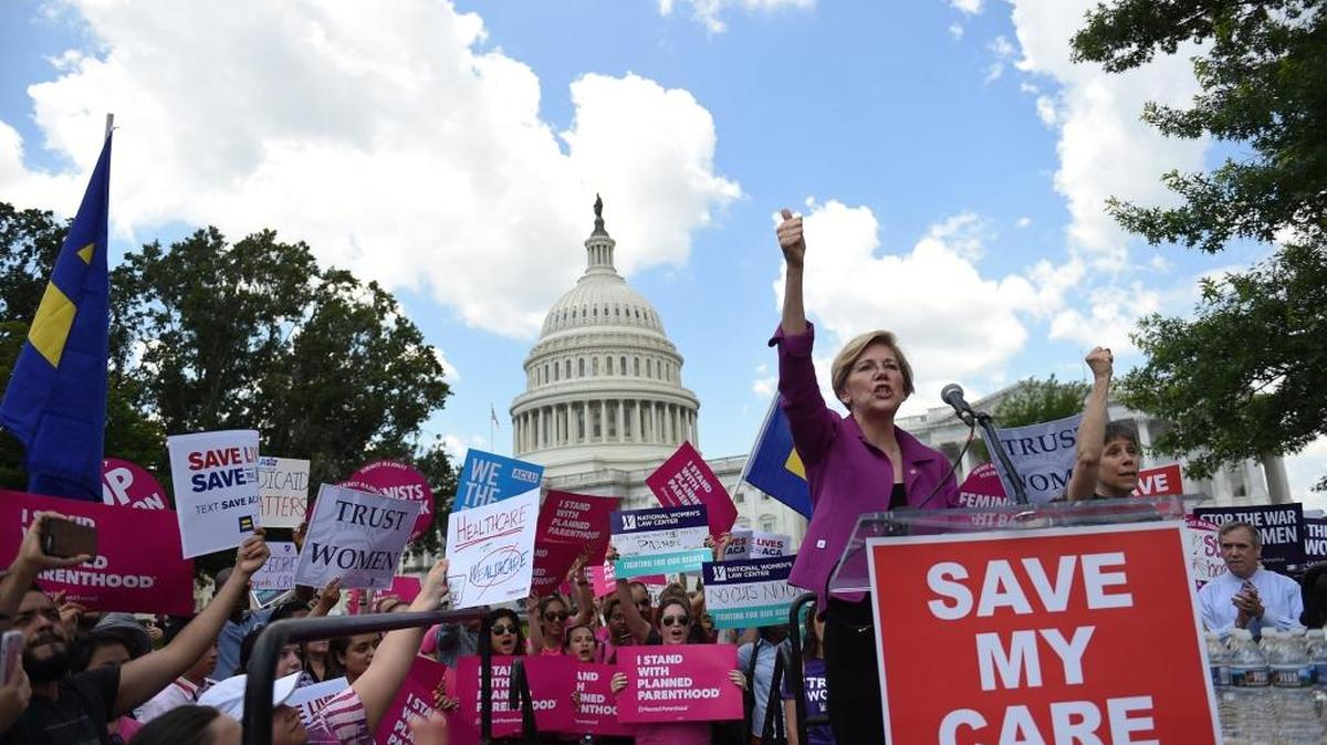 La senadora Elizabeth Warren (demócrata por Massachusetts) participa en una protesta contra la sustitución del Obamacare el 21 de junio en Washington.