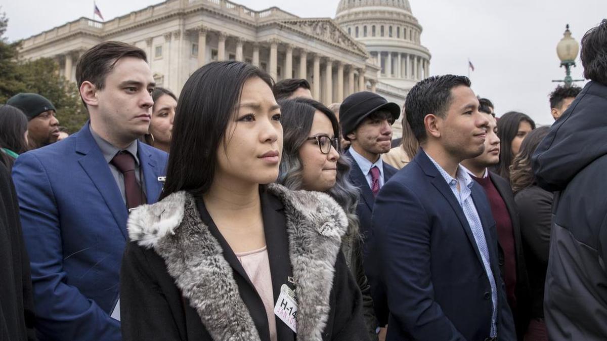 Dreamers y partidarios del programa de Acción Diferida para los Llegados en la Infancia (DACA) escuchan a legisladores frente al Capitolio de Washington, el 10 de enero.