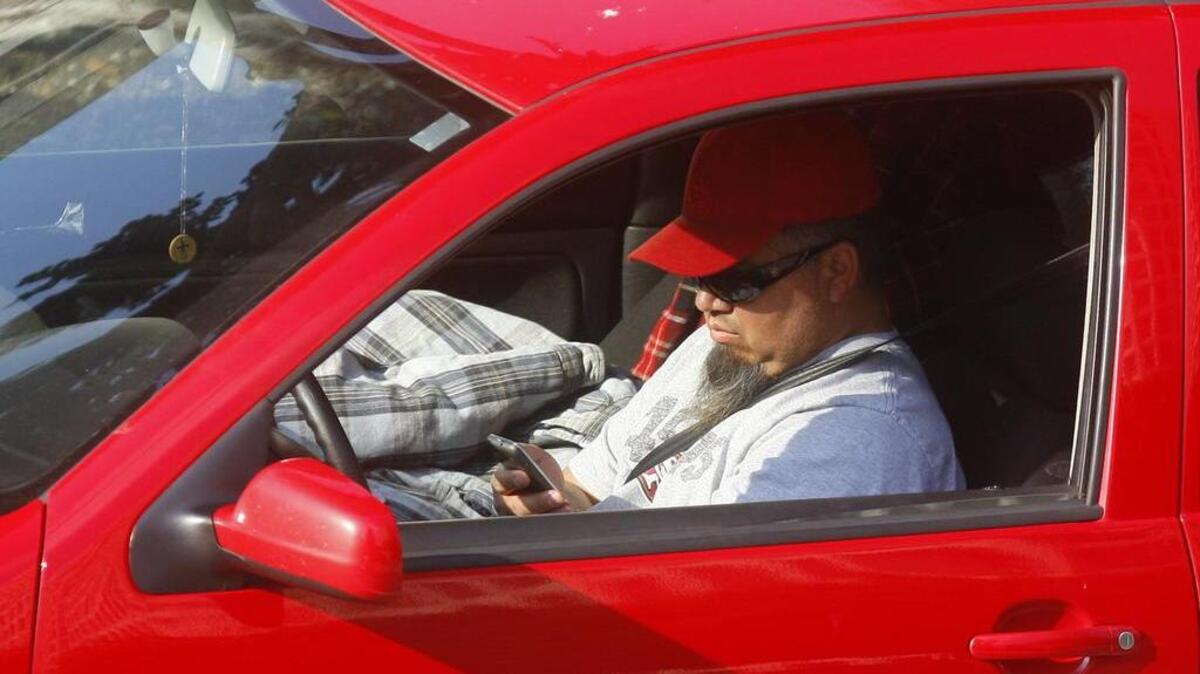 Un hombre usa su teléfono celular mientras maneja, en Los Ángeles, en esta foto de archivo. Florida recientemente aprobó una ley que prohíbe manejar y textear al mismo tiempo.