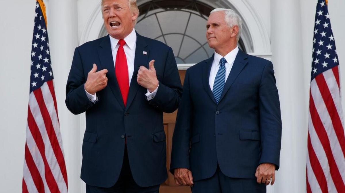 El presidente Donald Trump (izq.), junto al vicepresidente Mike Pence, habla con la prensa en Bedminster, Nueva Jersey, el 10 de agosto. Trump dijo sobre la crisis en Venezuela que una opción militar no estaba descartada.