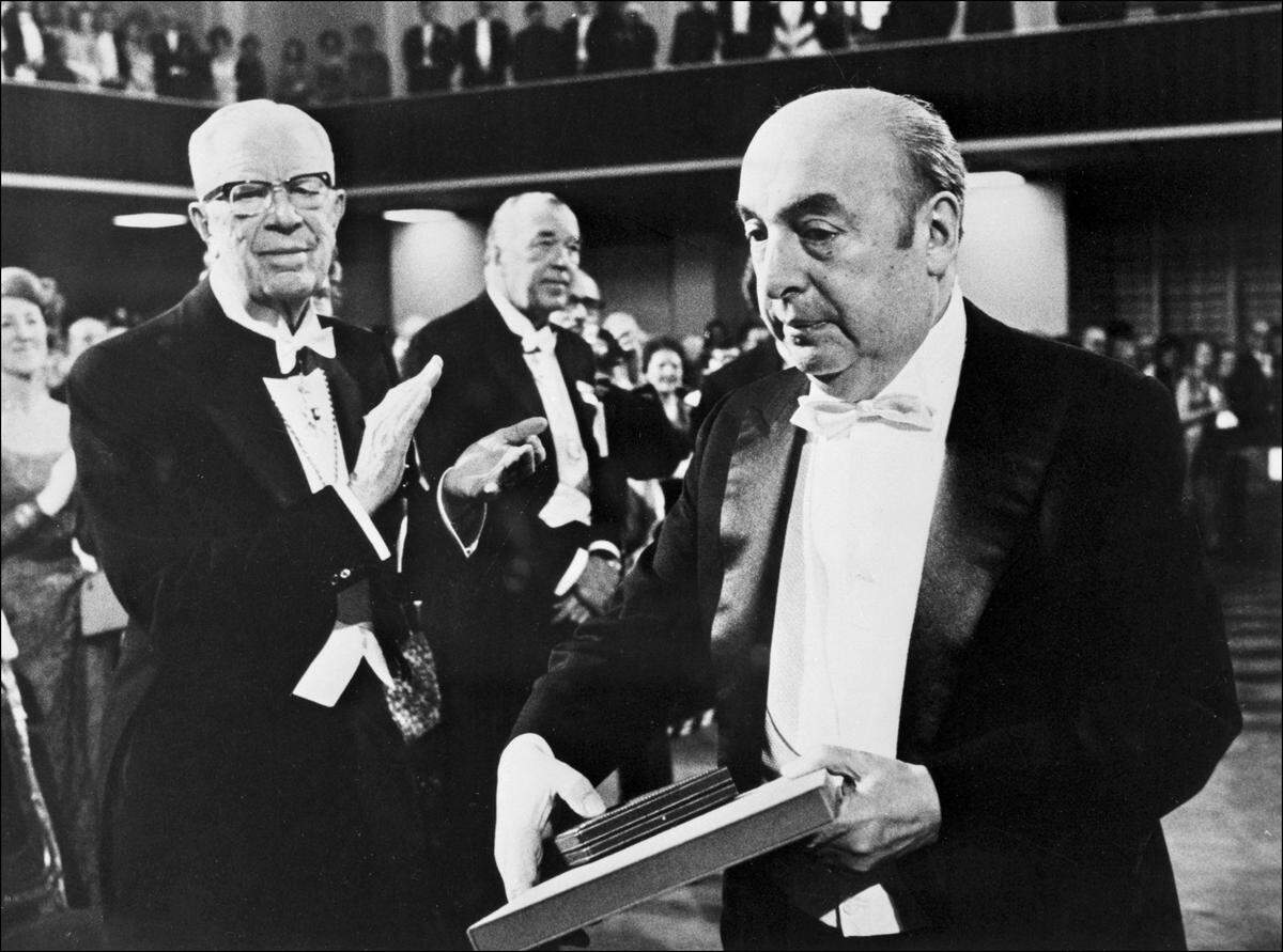 El poeta chileno Pablo Neruda recibe el Premio Nobel de Literatura, el 12 de octubre de 1971 en Estocolmo.