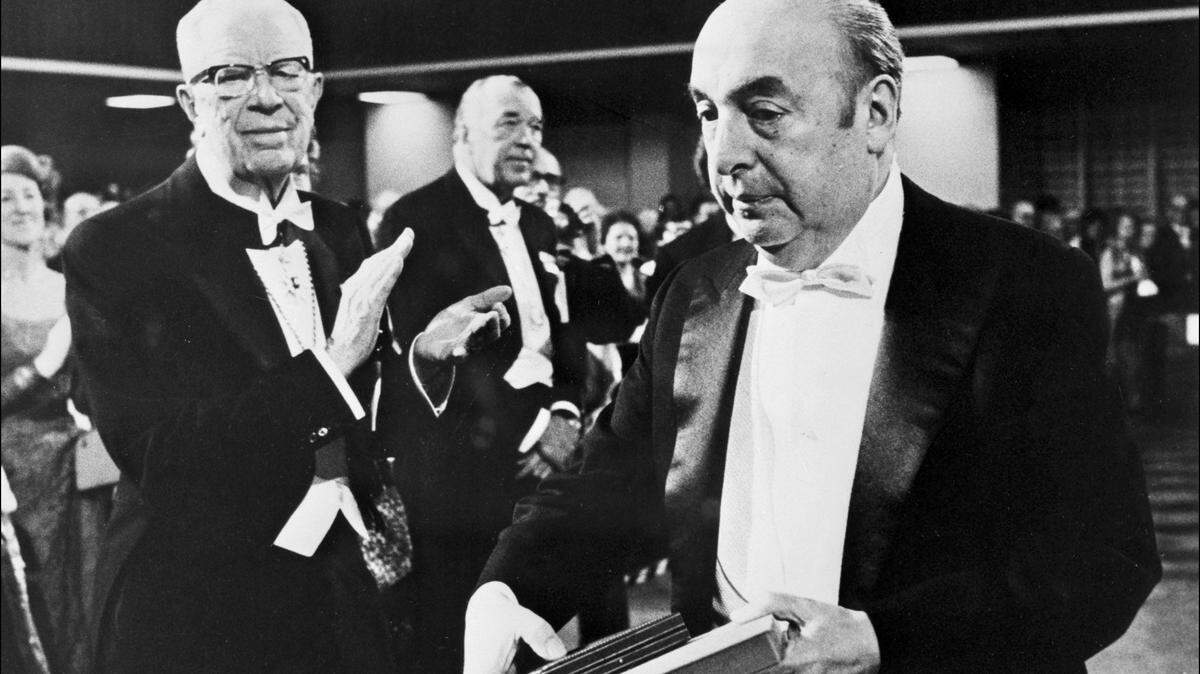 El poeta chileno Pablo Neruda recibe el Premio Nobel de Literatura, el 12 de octubre de 1971 en Estocolmo.