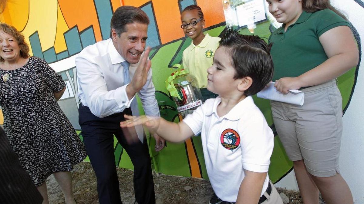 El superintendente de las Escuelas Públicas de Miami-Dade, Alberto Carvalho, saluda a Matthew Pérez, de 4 años, en esta foto de archivo de octubre del 2015.