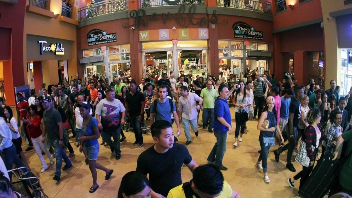 Miles de personas irrumpen en el Dolphin Mall, en Miami, a las 6 de la tarde del jueves, en busca de las ofertas del Viernes Negro.