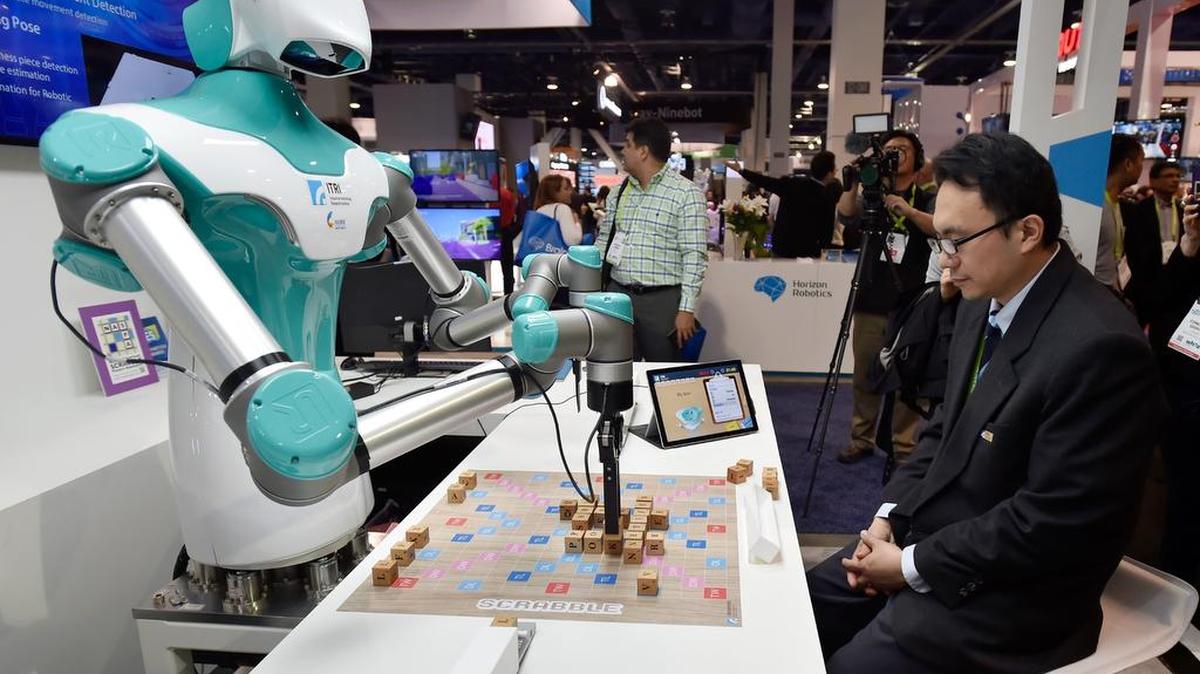 Un robot juega un juego de mesa en la sección del Instituto de Investigación de Tecnología Industrial en la feria CES 2018 en Las Vegas, Nevada, el 10 de enero.