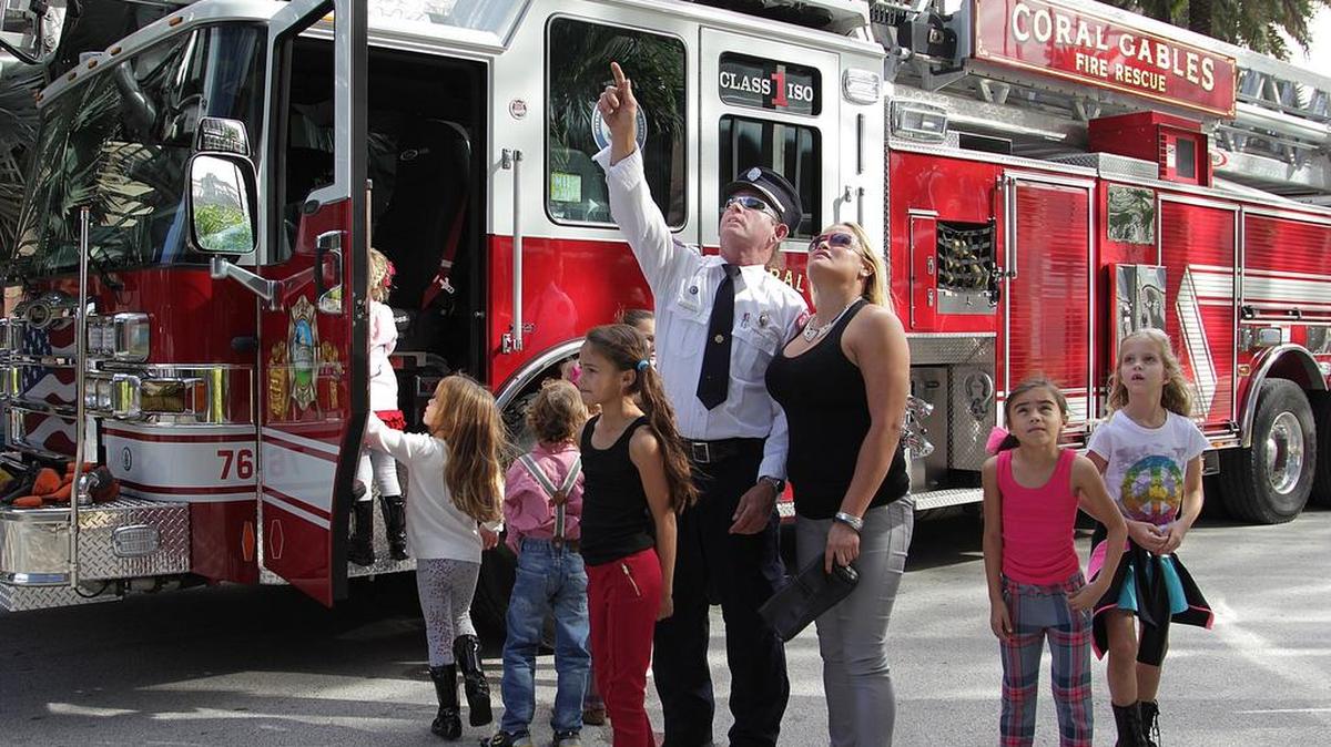 Foto de archivo de noviembre del 2015 que muestra a John Zipse, de los Bomberos de Coral Gables, durante un evento especial para miembros de la comunidad.