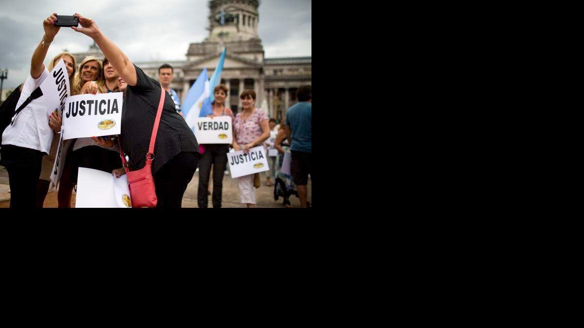 
Varias personas se toman una foto antes de participar en una manifestación en Buenos Aires, el 18 de febrero, para exigir respuestas al gobierno en el caso de la muerte del fiscal Alberto Nisman.
