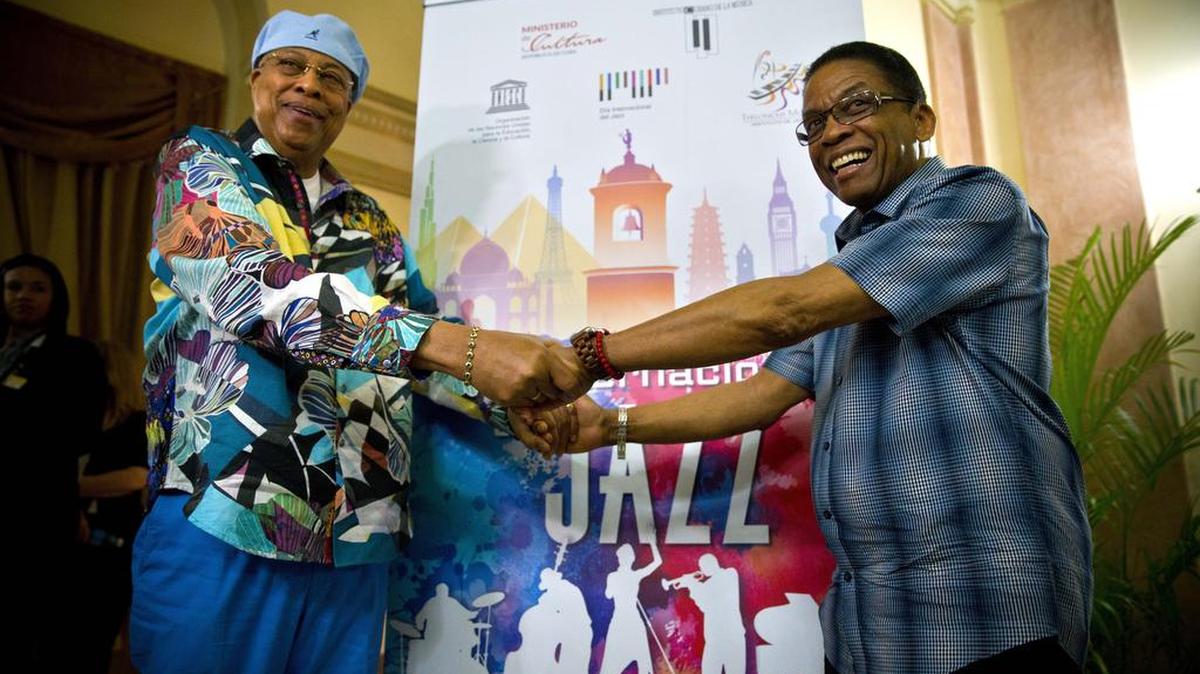 El músico cubano Chucho Valdés (izq.) y el norteamericano Herbie Hancock se reúnen en La Habana en una promoción del Día Internacional del Jazz, conmemorado mundialmente el 30 de abril.