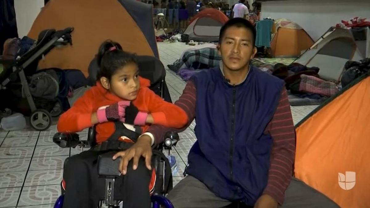 Juan Alberto Matheu y su hija Lesly, de 7 años, quien necesita medicinas y ayuda porque es discapacitada y sufre de convulsiones.