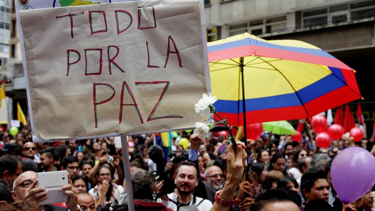 Cientos de personas se reúnen en Bogotá para celebrar el acuerdo firmado este jueves en La Habana de cese el fuego entre el gobierno colombiano y las FARC. También se acordó que la guerrilla dejará las armas.