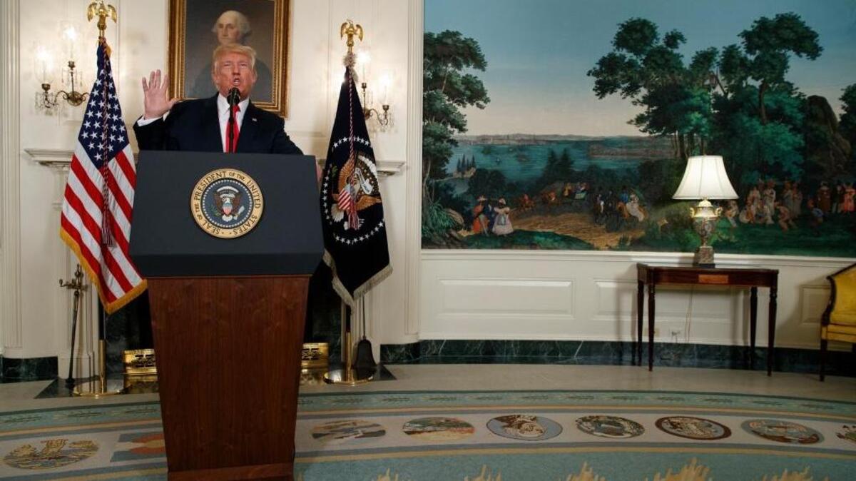 El presidente Donald Trump habla en la Casa Blanca sobre la manifestación de supremacistas blancos en Charlottesville, Virginia. Trump condenó el martes a los grupos de odio.