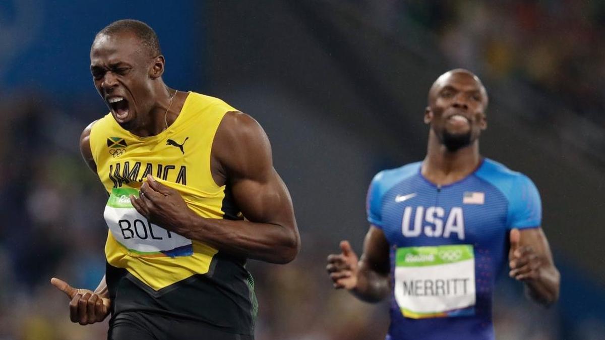El campeón jamaicano Usain Bolt (izq.) celebra su triunfo en la final del evento masculino de los 200 metros en los Juegos de Río, el 22 de agosto de 2016.