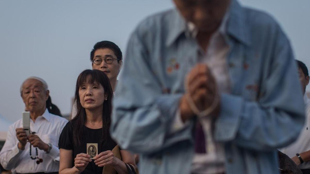 
Una mujer sostiene una fotografía mientras reza en el Monumento a la Paz en Hiroshima durante la conmemoración del 70 aniversario del primer bombardeo atómico en esa ciudad el 6 de agosto de 1945. Tres días después, se lanzó una segunda bomba atómica en Nagasaki, lo que marcó el fin definitivo de la Segunda Guerra Mundial.



