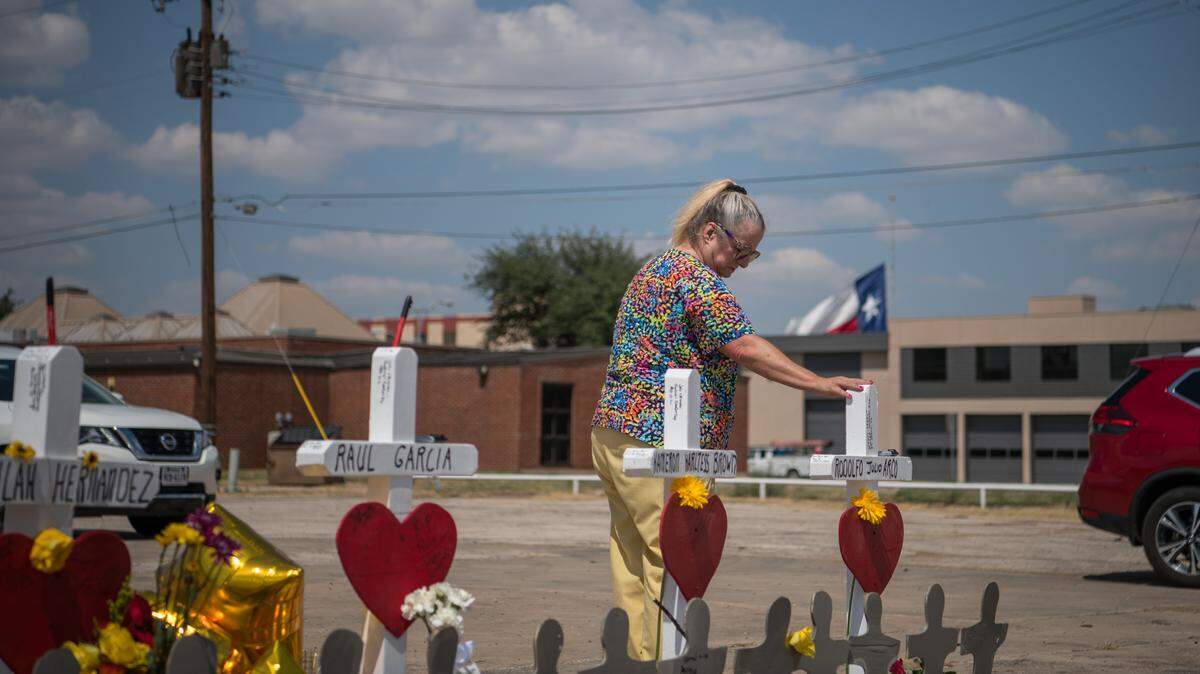 Una residente de Odessa rinde tributo el 3 de septiembre a las siete víctimas que murieron en tiroteó reciente en esta ciudad de Texas. 