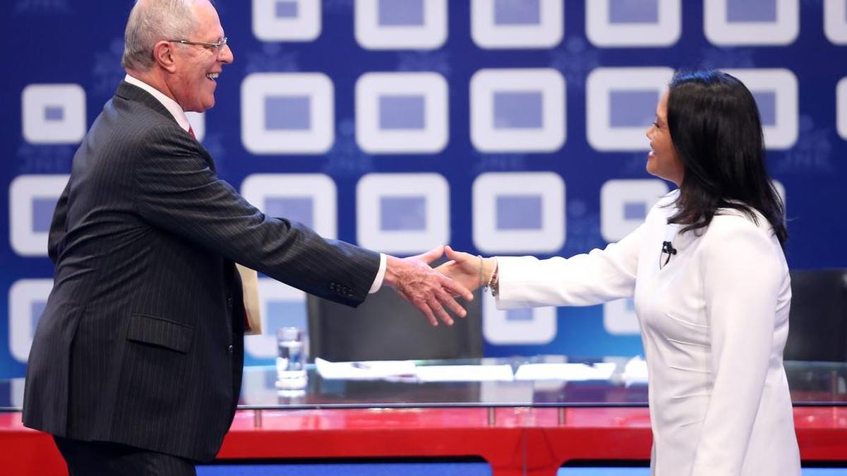 El candidato Pedro Pablo Kuczynski saluda a su rival, Keiko Fujimori, el domingo pasado, al inicio del último debate presidencial antes de las elecciones del próximo 5 de junio en Lima.