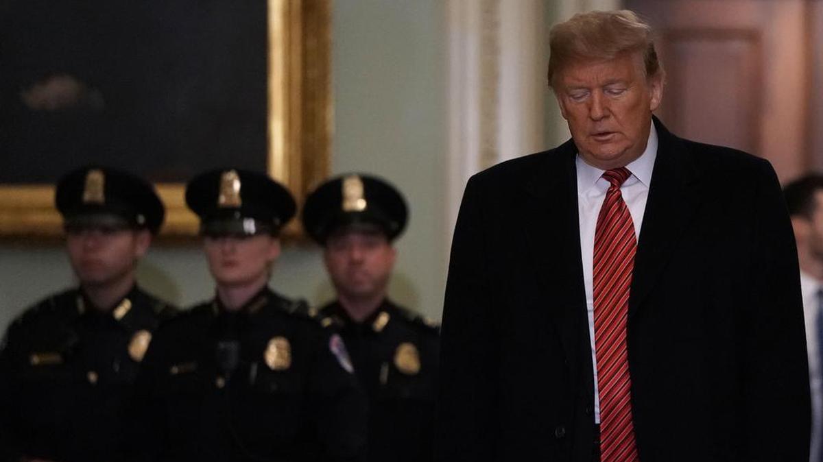 El presidente Donald Trump se dirige a una reunión con senadores republicanos el miércoles en el Capitolio, en Washington DC.
