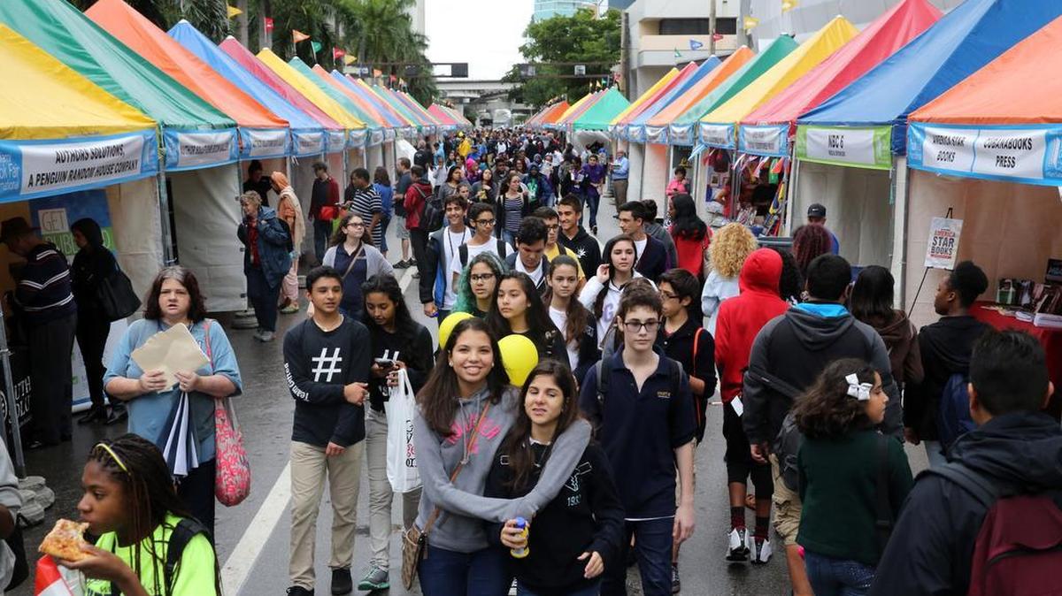 Una multitud de estudiantes recorre la Feria del Libro de Miami el año pasado. La Feria abre sus puertas este año el próximo 15 de noviembre.