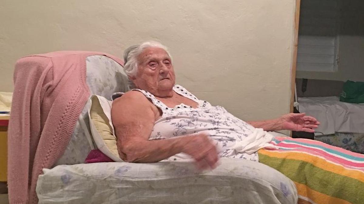 Celia Rivera, de 98 años, vive en un pequeño pueblo de la municipalidad de Naranjito, en el centro de Puerto Rico. Su nieto, David Santiago, que vive en Miami, pudo oír su voz después de 15 días que el huracán María azotó la isla.
