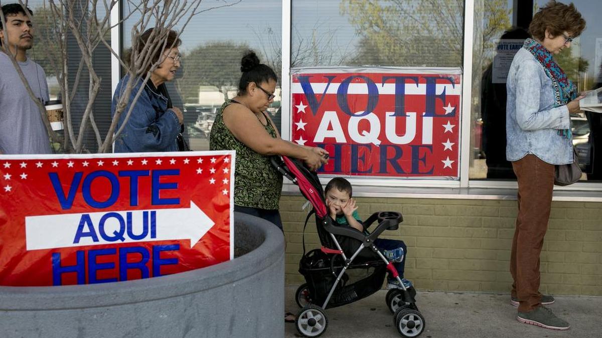 Varias personas hacen fila para votar en Austin, Texas, el 1ro de marzo del 2016.