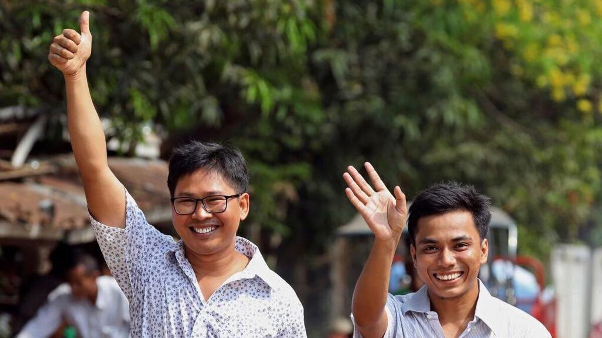 Los periodistas Wa Lone (izq.) y Kyaw Soe Oo, de la agencia Reuters, saludan tras ser liberados por un perdón presidencial, el martes, en Yangon, Birmania.