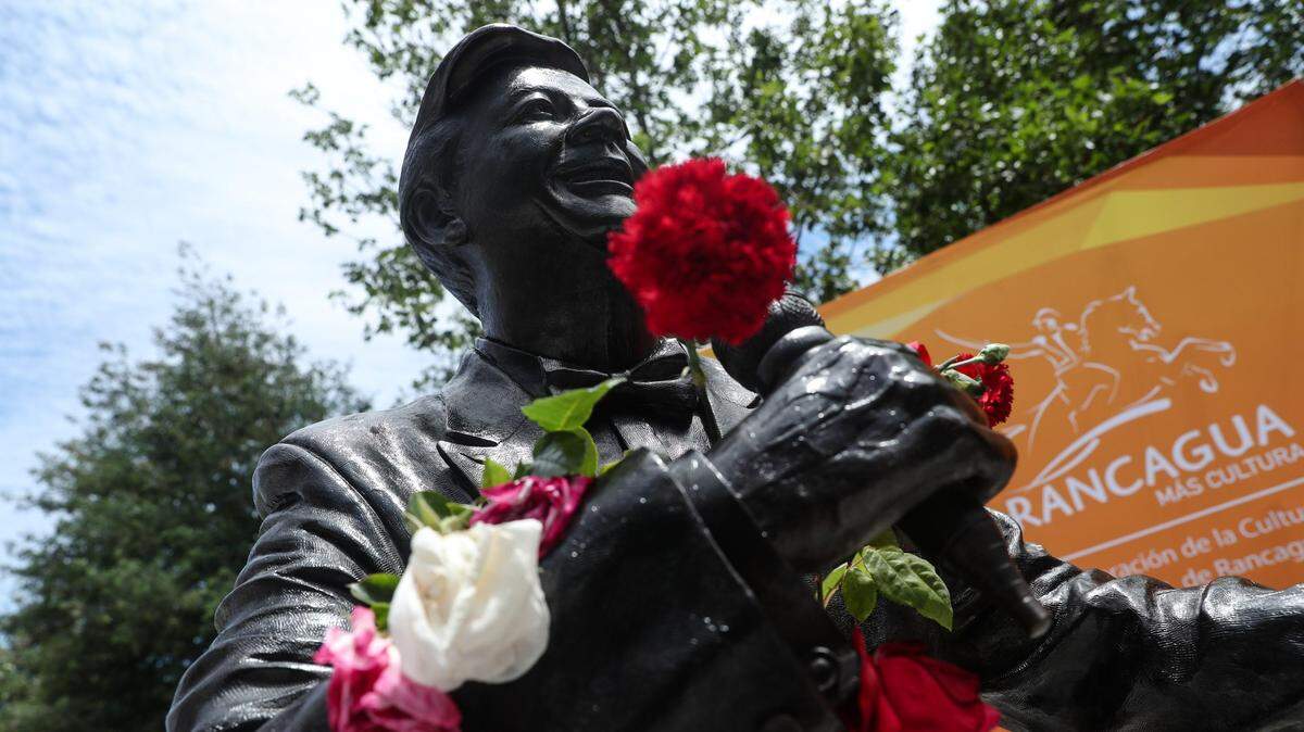 Una estatua del cantante chileno Lucho Gatica con ofrendas florales el pasado miércoles en Rancagua, Chile.
