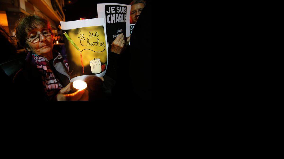 
CIUDADANOS CON carteles que dicen “Yo soy Charlie’’, frente a las oficinas de la agencia de prensa francesa AFP en Rabat, Marruecos, el viernes.


