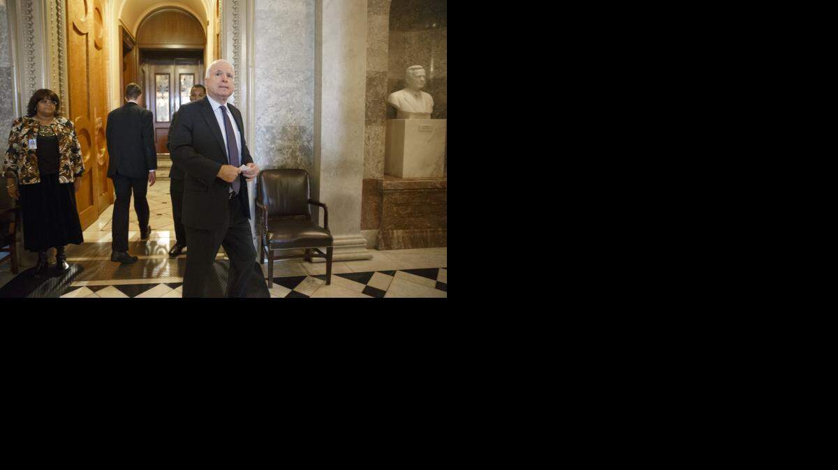 
El senador John McCain (republicano por Arizona), que fue torturado durante su cautiverio en Vietnam, apoyó la divulgación del informe presentado la semana pasada sobre las técnicas de interrogatorio de la CIA después de los atentados del 9/11.
