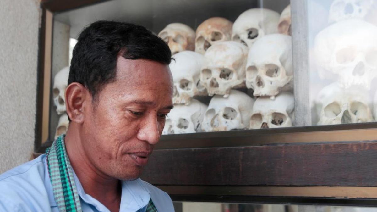 Una persona recorre el memorial Choeung Ek, dedicado a las víctimas del régimen Khmer Rouge, en Phnom Penh, Cambodia, el 17 de abril del 2017.