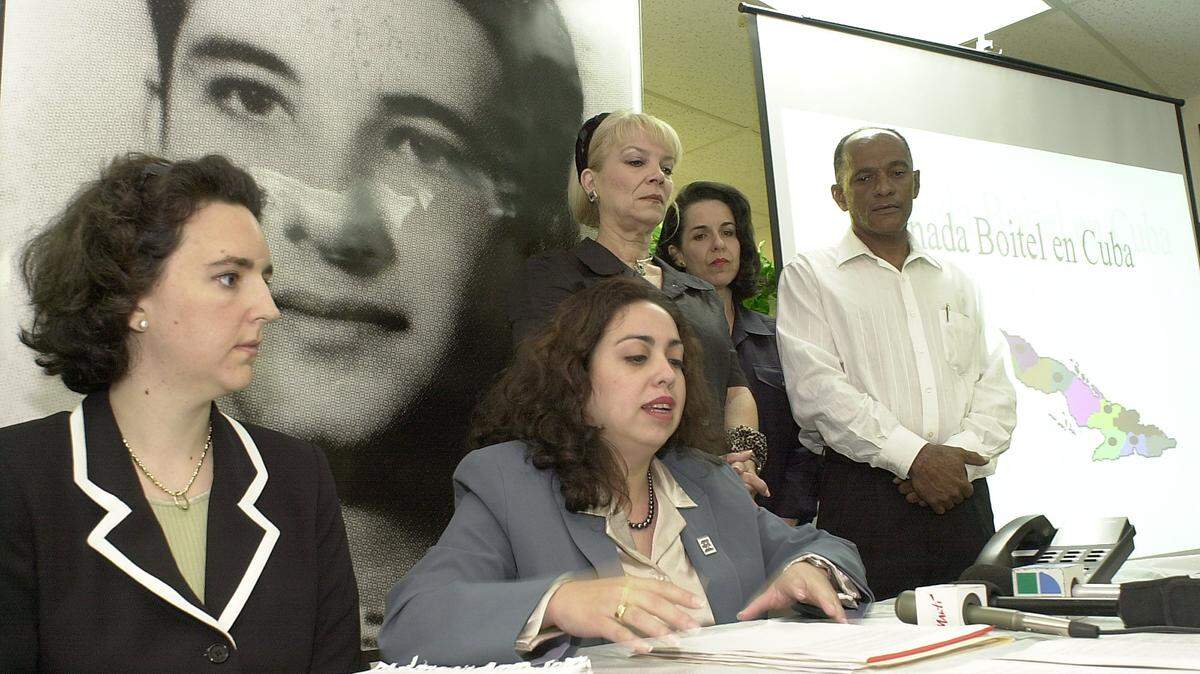 El Nuevo Herald/GASTON DE CARDENAS -- At a press confernce at the offices of the Cuban Democratic Revolutionary Directorate Janisset Rivero, center, announce the winner of the Pedro Luis Boitel Freedom Award via simulcast between Miami, Budapest and Cuba. The Cuban Internal Opposition Support network “Pedro Luis Boitel” announced Juan Carlos Gonazlez Leyva as the winner of the Freedom Award “Pedro Luis Boitel”. (Left to Right: Jo-Anna Sullivan, Janisset Rivero, Alina Tomas, Laida Carro, and Pedro Herrada)