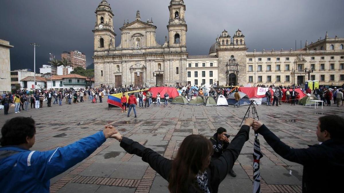 Un grupo de personas expresa en Bogotá su apoyo al acuerdo de paz entre el gobierno colombiano y la guerrilla de las FARC, en octubre del 2016.